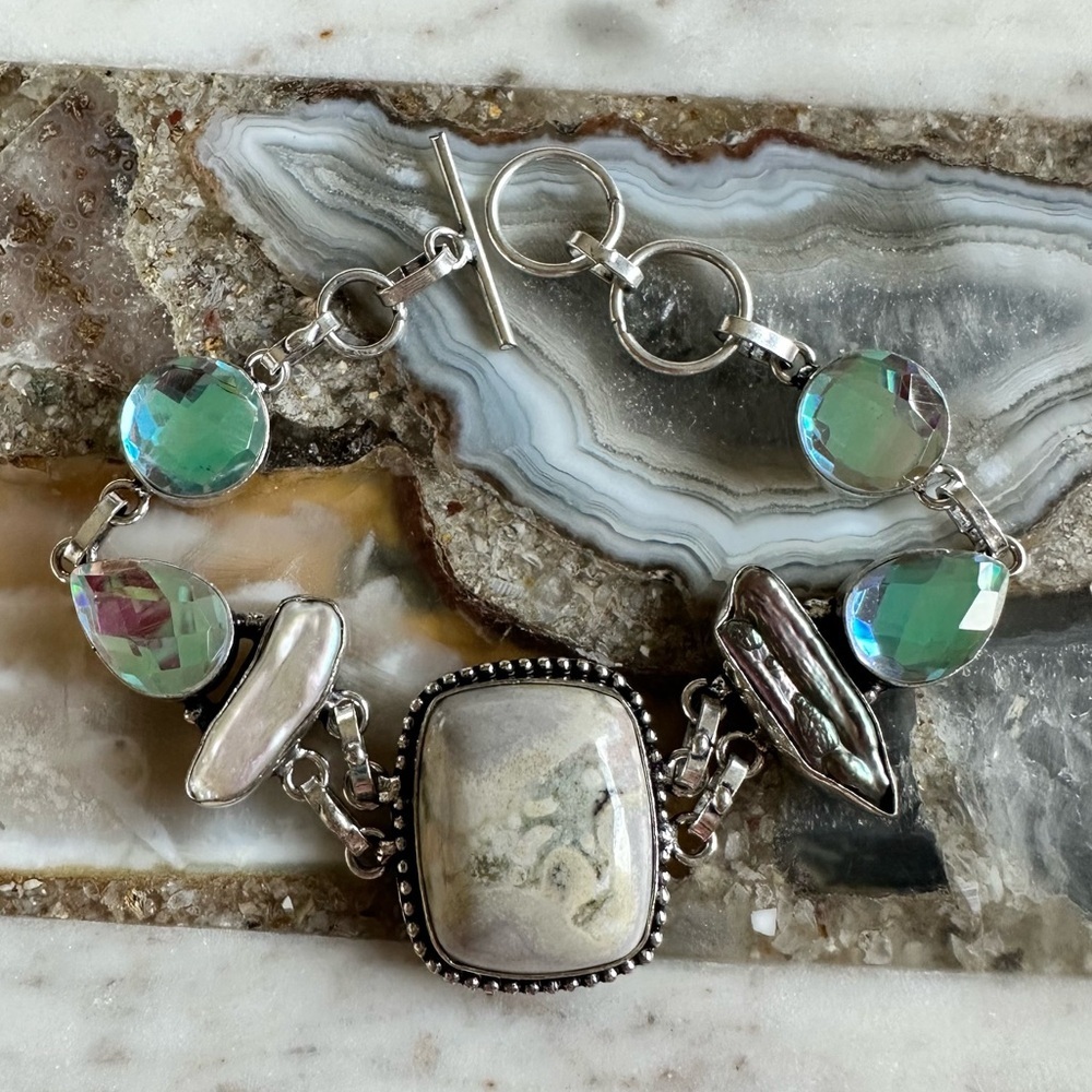 2134 Elegant Silver and Green Gemstone Bracelet
